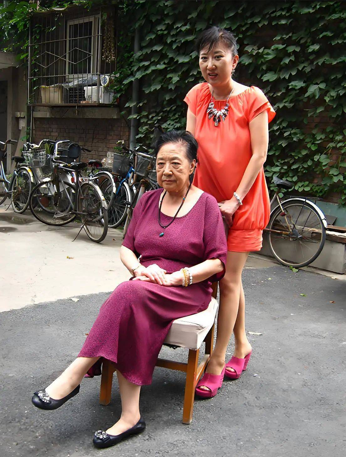 影后金雅琴患双癌离世：独生女儿4婚4离，她气的在公园哭（组图） - 31