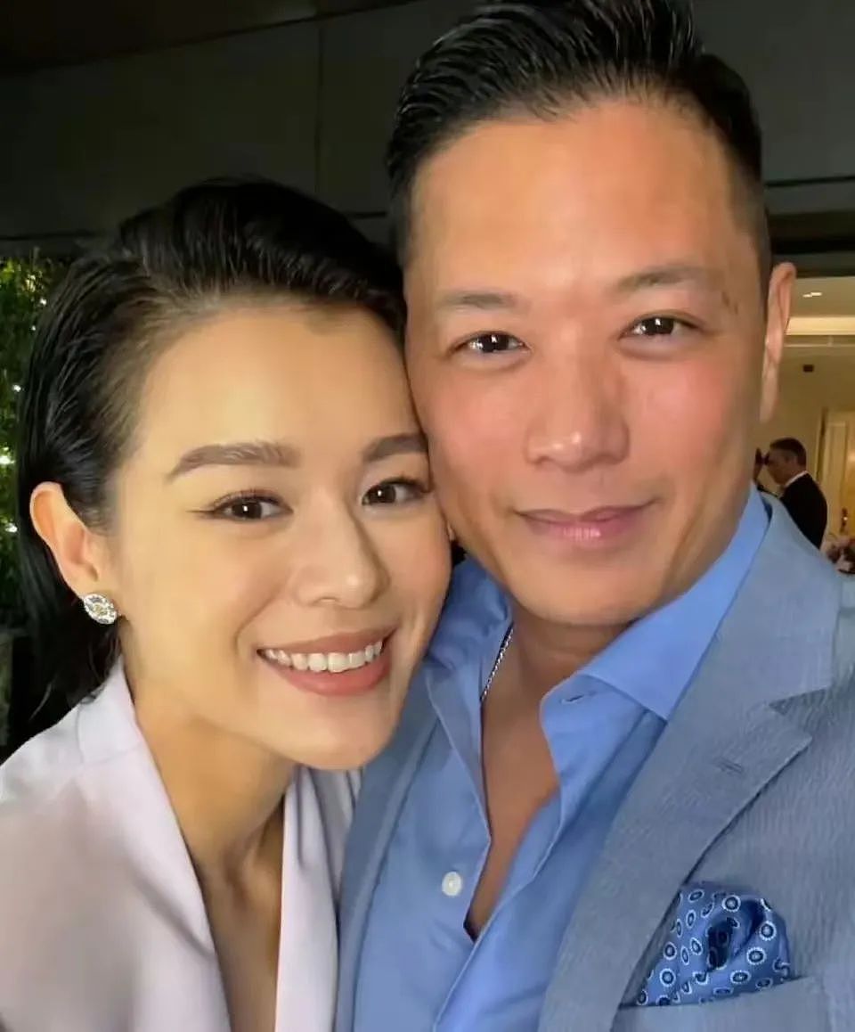 胡杏儿谈老公夜店搂妹,表情管理失控,中年夫妻貌合神离全靠演技(组图) - 1