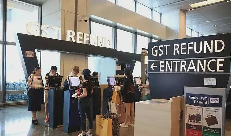 中国小伙接神秘任务：绕飞3国入境新加坡，将14部手机丢垃圾桶！真相竟是…（组图） - 33