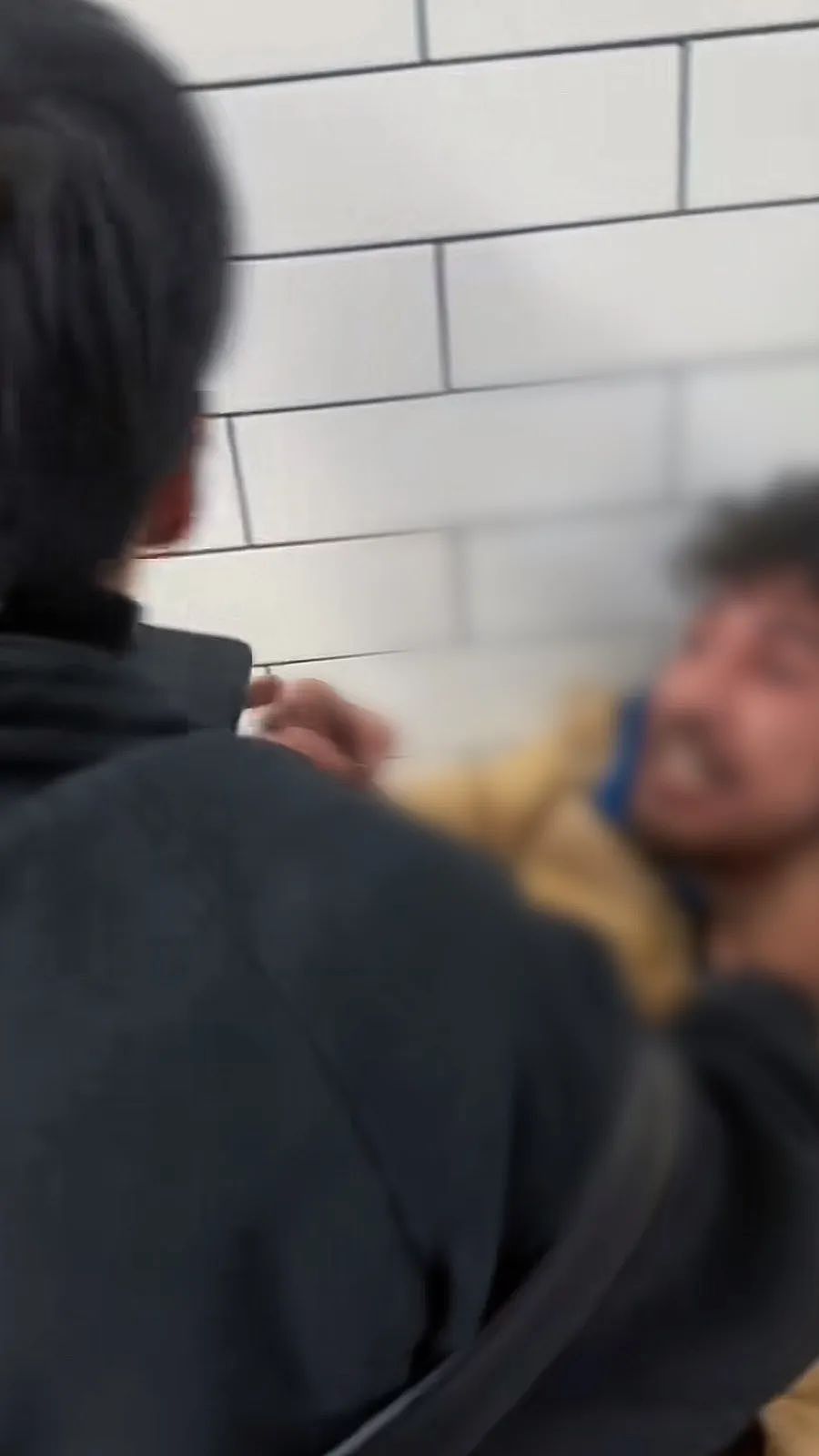 华人牛津博士在伦敦被偷手机狂奔2分钟摁住小偷，多名女同胞侠义相助（视频/组图） - 1