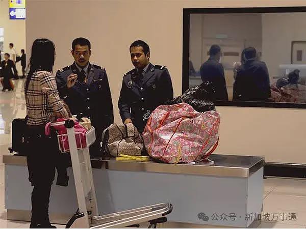 中国小伙接神秘任务：绕飞3国入境新加坡，将14部手机丢垃圾桶！真相竟是…（组图） - 26