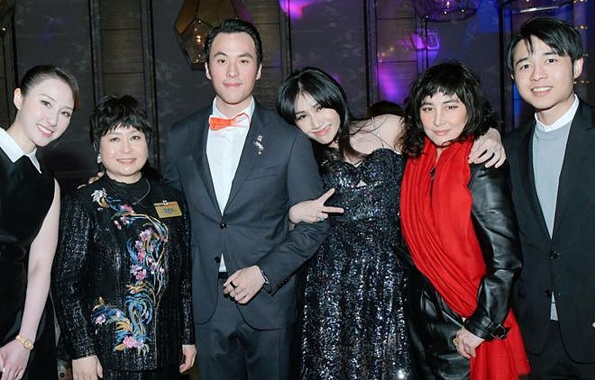 何超莲评论区沦陷!网友吐槽赌王三房排外,过生日都不带女婿儿媳(组图) - 29