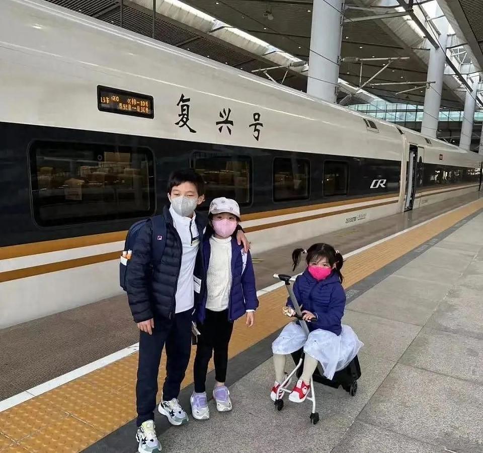 港圈豪门扎堆来内地旅游，回祖籍老家学中文，不带保镖接地气（组图） - 6