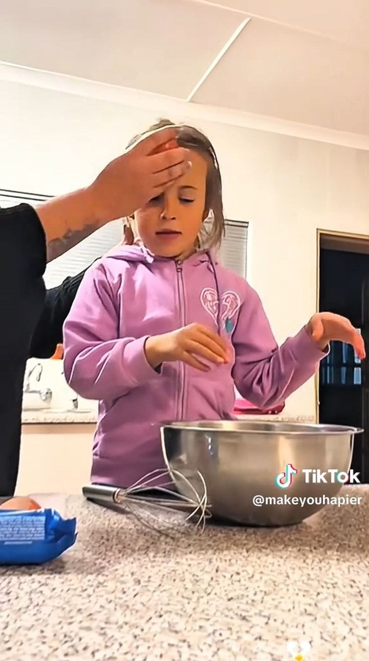 TikTok挑战又惹祸！“用子女额头打鸡蛋”，瑞典妈妈被控辱儿罪（组图） - 2