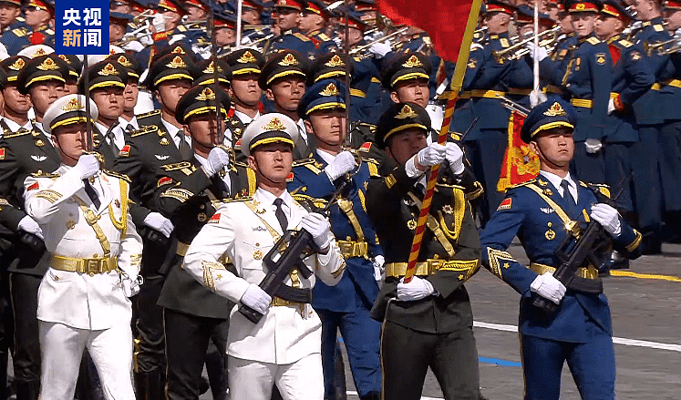 中国仪仗队雄姿英发在俄胜利日阅兵亮相（视频/组图） - 1