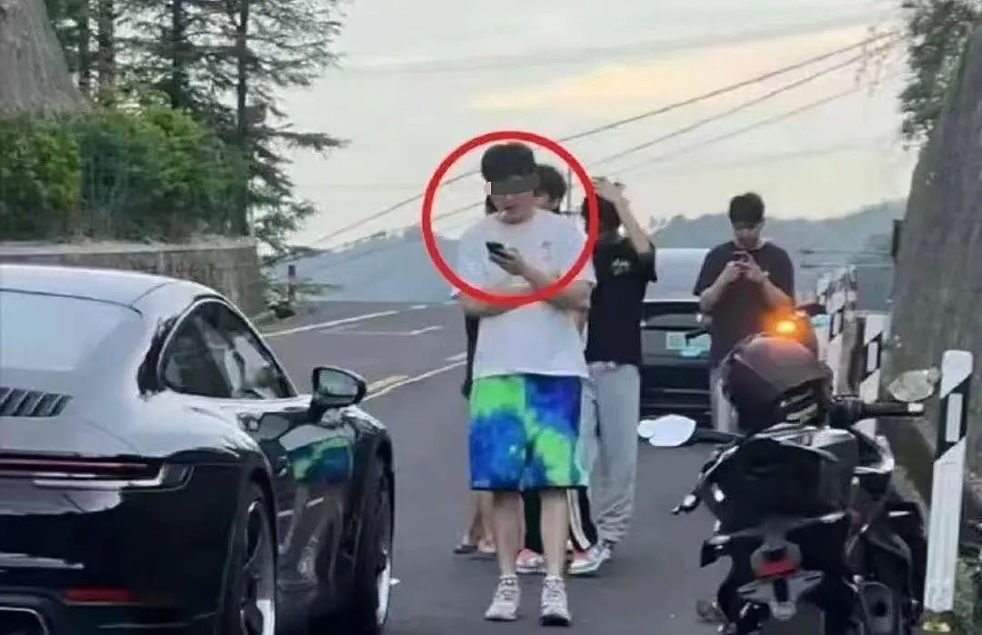 保时捷车主撞人后立即换牌照淡定抽烟！不顾别人死活的他，身份被扒不简单（视频/组图） - 4