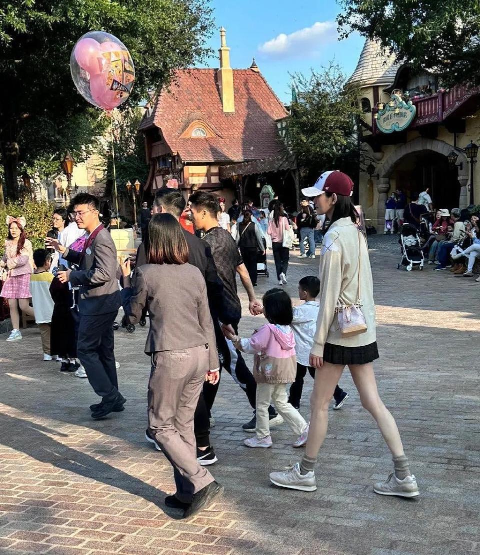 港圈豪门扎堆来内地旅游，回祖籍老家学中文，不带保镖接地气（组图） - 10