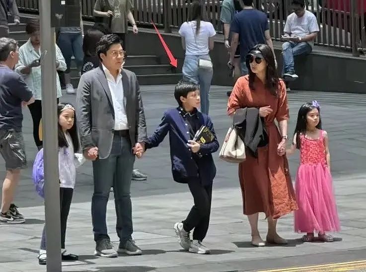 港圈豪门扎堆来内地旅游，回祖籍老家学中文，不带保镖接地气（组图） - 1