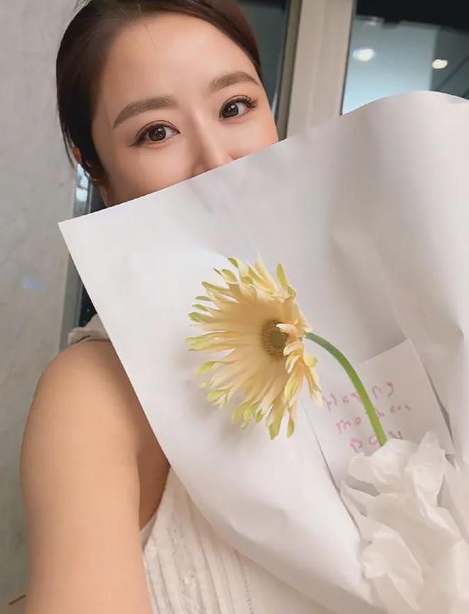 明星花式庆母亲节:钟丽缇携三女拍母女大片,刘亦菲陪妈妈看舞剧(组图) - 11