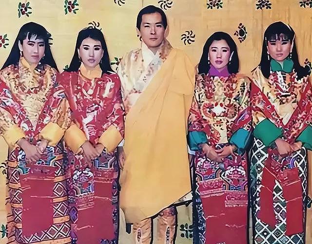 不丹大王母风韵犹存骑摩托，4位亲姐妹共侍一夫（组图） - 4