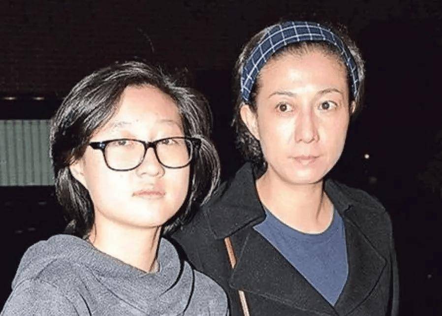 还记得成龙的女儿小龙女吗，和母亲断绝关系至今？（组图） - 1