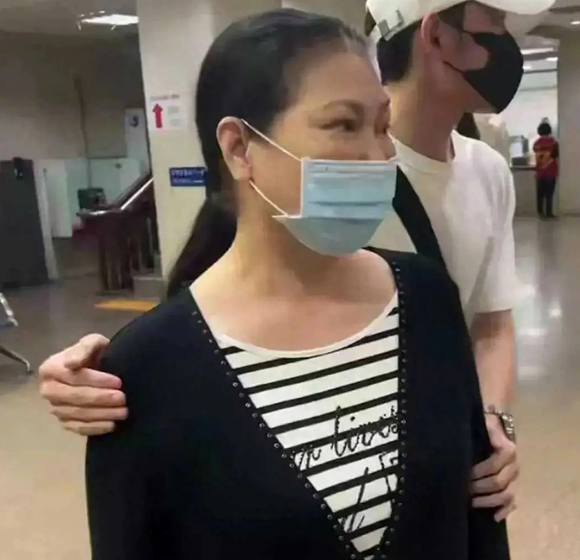 S妈被曝悲伤过度被送急诊，心脏疼痛致呼吸困难（组图） - 4