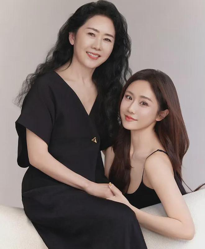 明星花式庆母亲节:钟丽缇携三女拍母女大片,刘亦菲陪妈妈看舞剧(组图) - 21