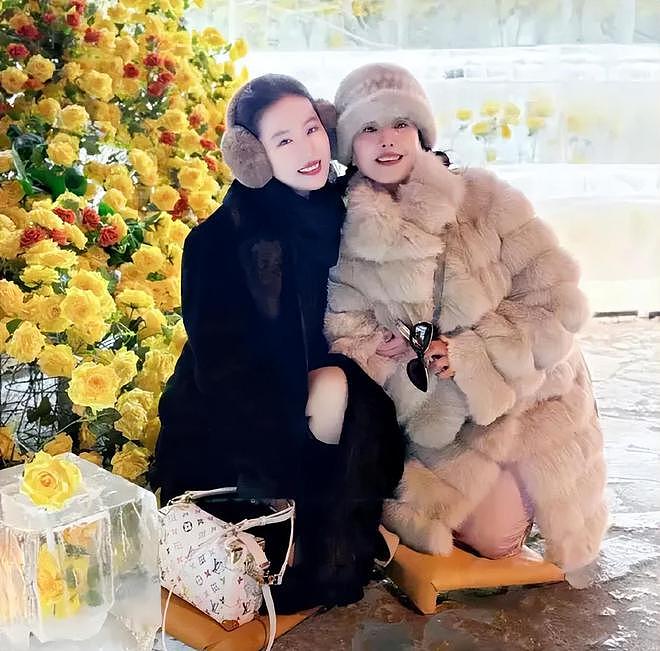 明星花式庆母亲节:钟丽缇携三女拍母女大片,刘亦菲陪妈妈看舞剧(组图) - 26