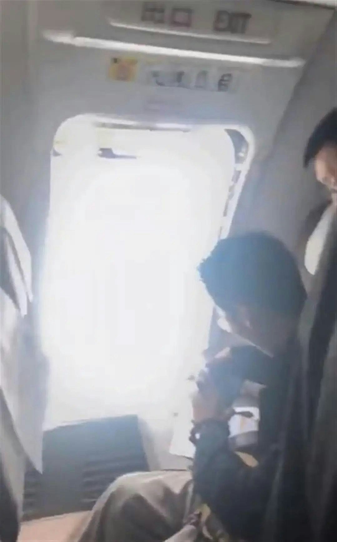 东航长沙飞昆明航班安全出口被乘客打开,涉事旅客被警方带走(组图) - 2