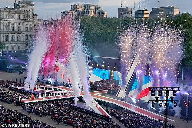 凯特王妃惊艳音乐会,五层珍珠项链夺目(组图) - 1