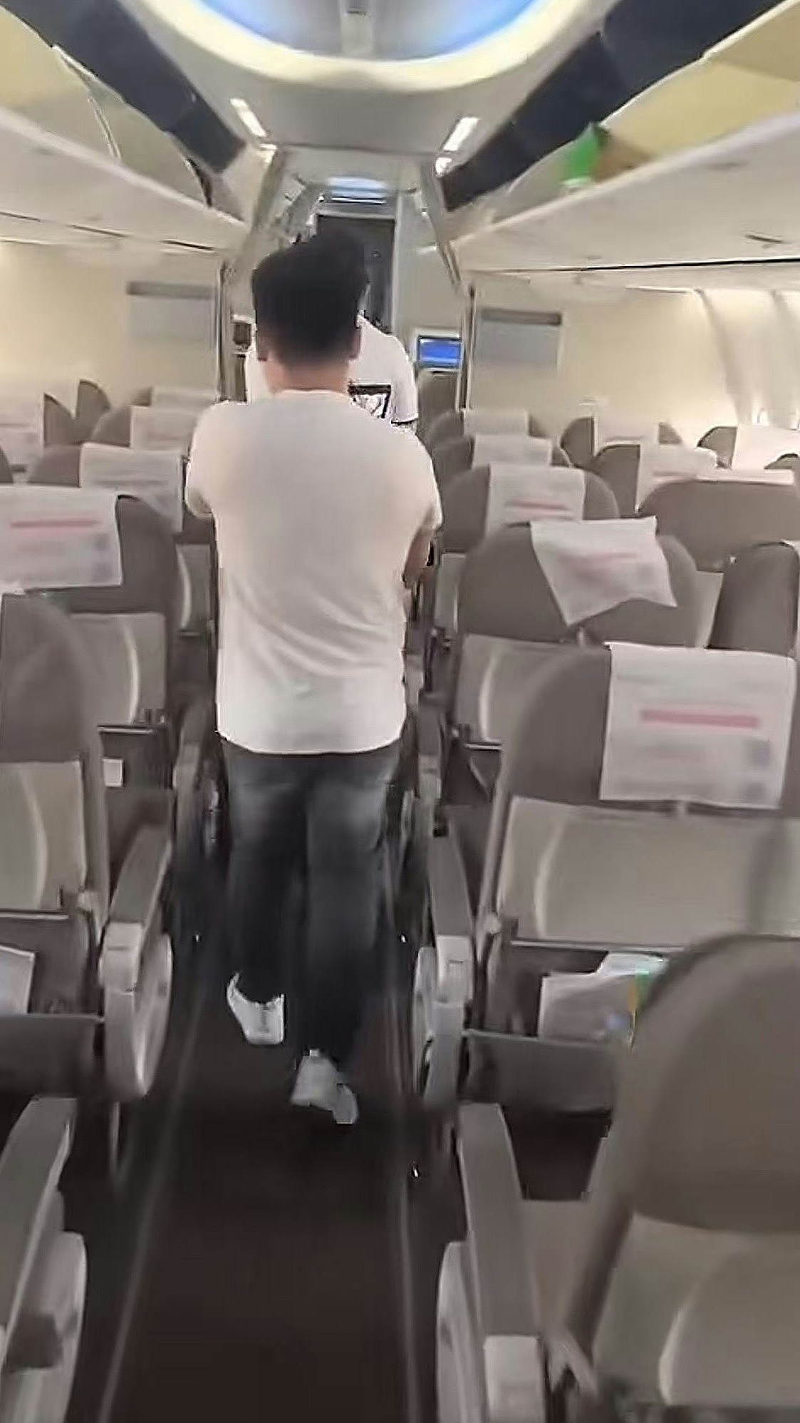 东航长沙飞昆明航班安全出口被乘客打开,涉事旅客被警方带走(组图) - 3