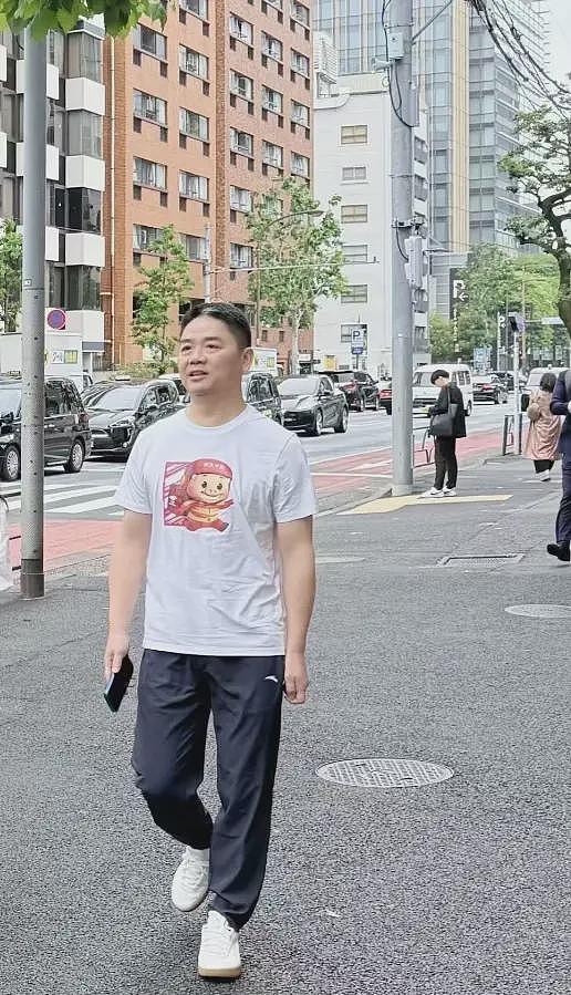 网友日本偶遇刘强东，穿猪猪侠与京东外卖联名T恤（组图） - 3