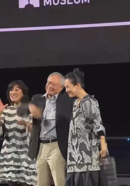 章子怡李安美国出席活动,两人在舞台上拥抱,李安亲她脸颊引欢呼(组图) - 5