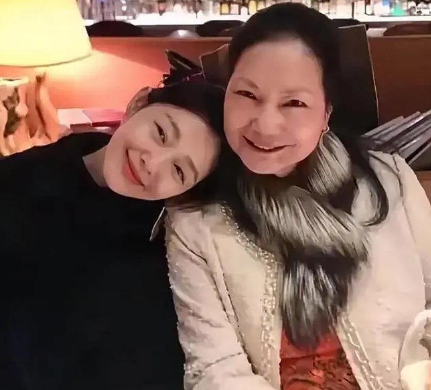 S妈被曝悲伤过度被送急诊，心脏疼痛致呼吸困难（组图） - 3
