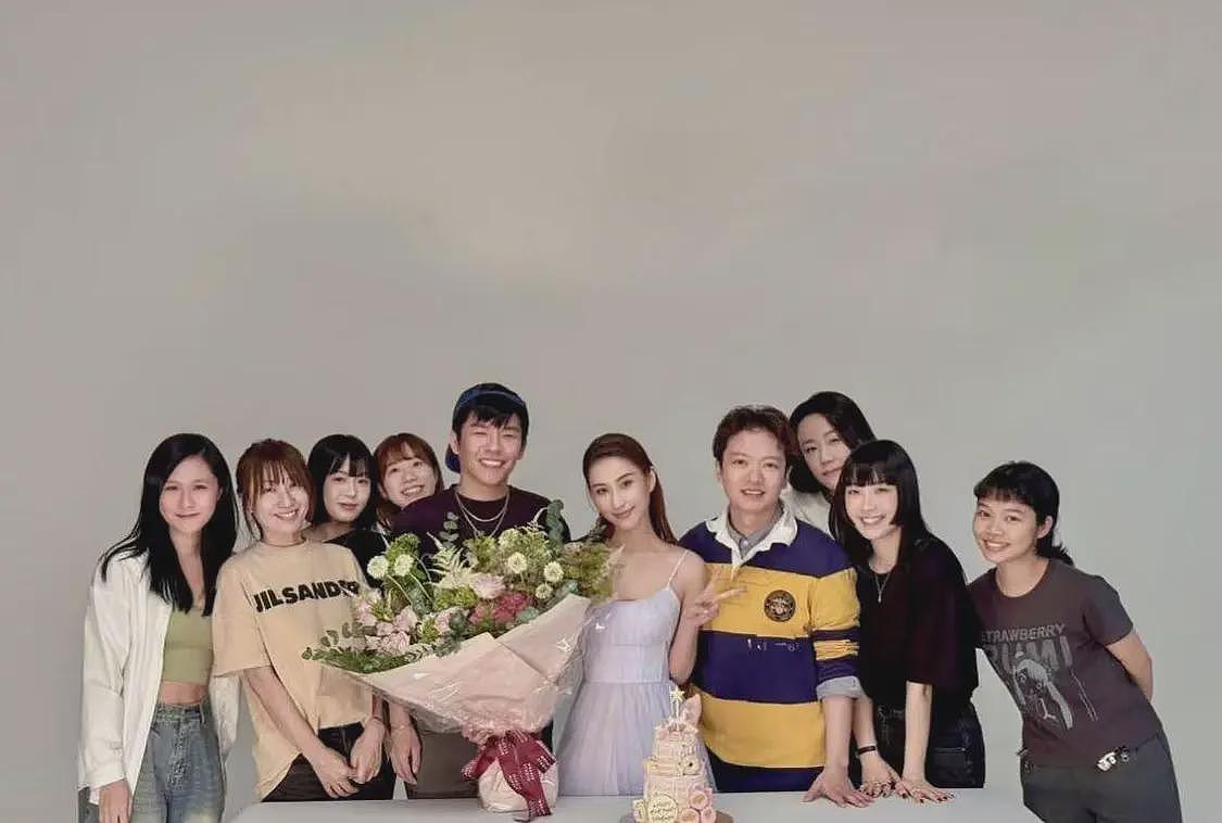 窦骁离婚再添实锤？何超莲和家人庆生独缺他，两人均摘下婚戒（组图） - 6