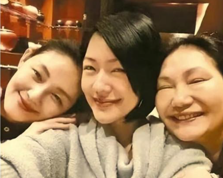 S妈被曝悲伤过度被送急诊，心脏疼痛致呼吸困难（组图） - 2