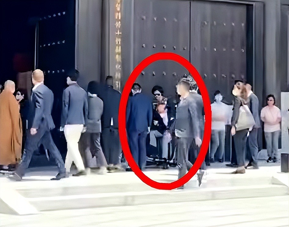 李嘉诚现身五月天演唱会!记者问他有关出售港口业务,工作人员回应(视频/组图) - 9
