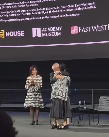 章子怡李安美国出席活动,两人在舞台上拥抱,李安亲她脸颊引欢呼(组图) - 4