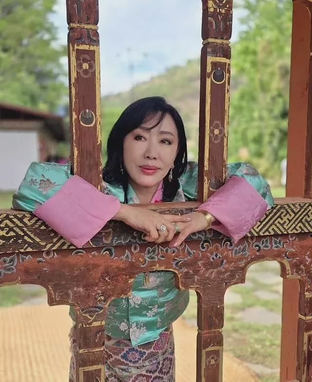 不丹大王母风韵犹存骑摩托，4位亲姐妹共侍一夫（组图） - 1