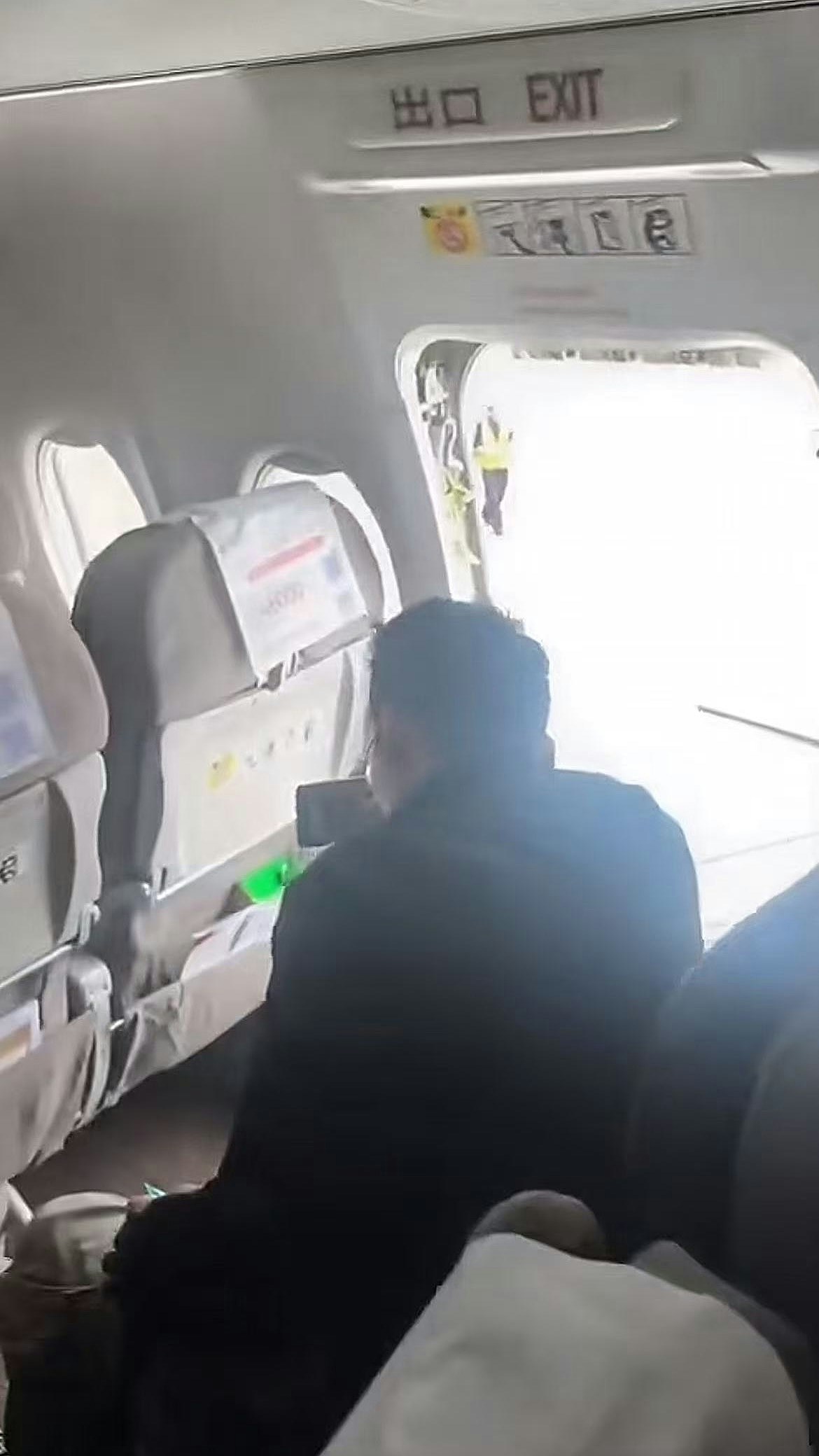 东航长沙飞昆明航班安全出口被乘客打开,涉事旅客被警方带走(组图) - 1