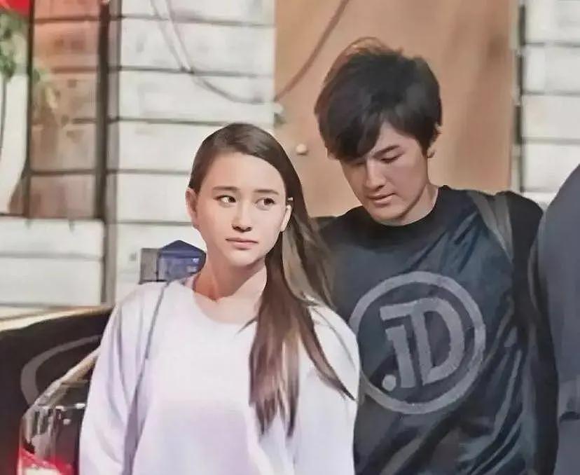 窦骁离婚再添实锤？何超莲和家人庆生独缺他，两人均摘下婚戒（组图） - 17
