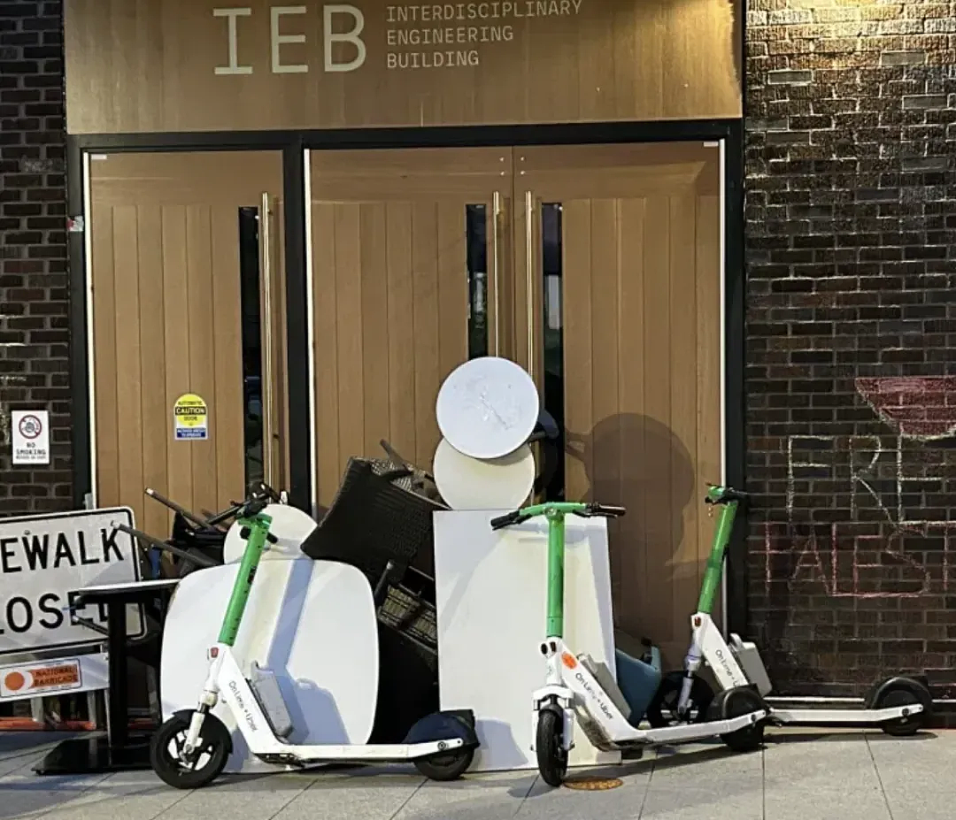 美国名校发生暴乱!“火烧校园”并占领教学楼,警方出击怒抓30名学生(组图) - 3