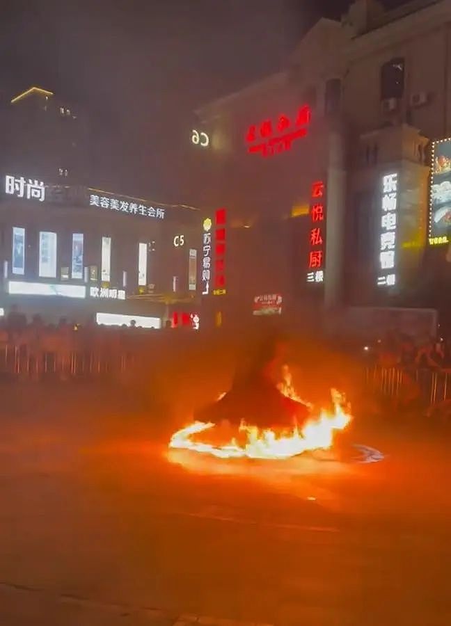 27岁女演员在商场表演时三度烧伤！“裙摆上洒了煤油”（组图） - 1
