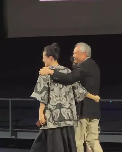 章子怡李安美国出席活动,两人在舞台上拥抱,李安亲她脸颊引欢呼(组图) - 6