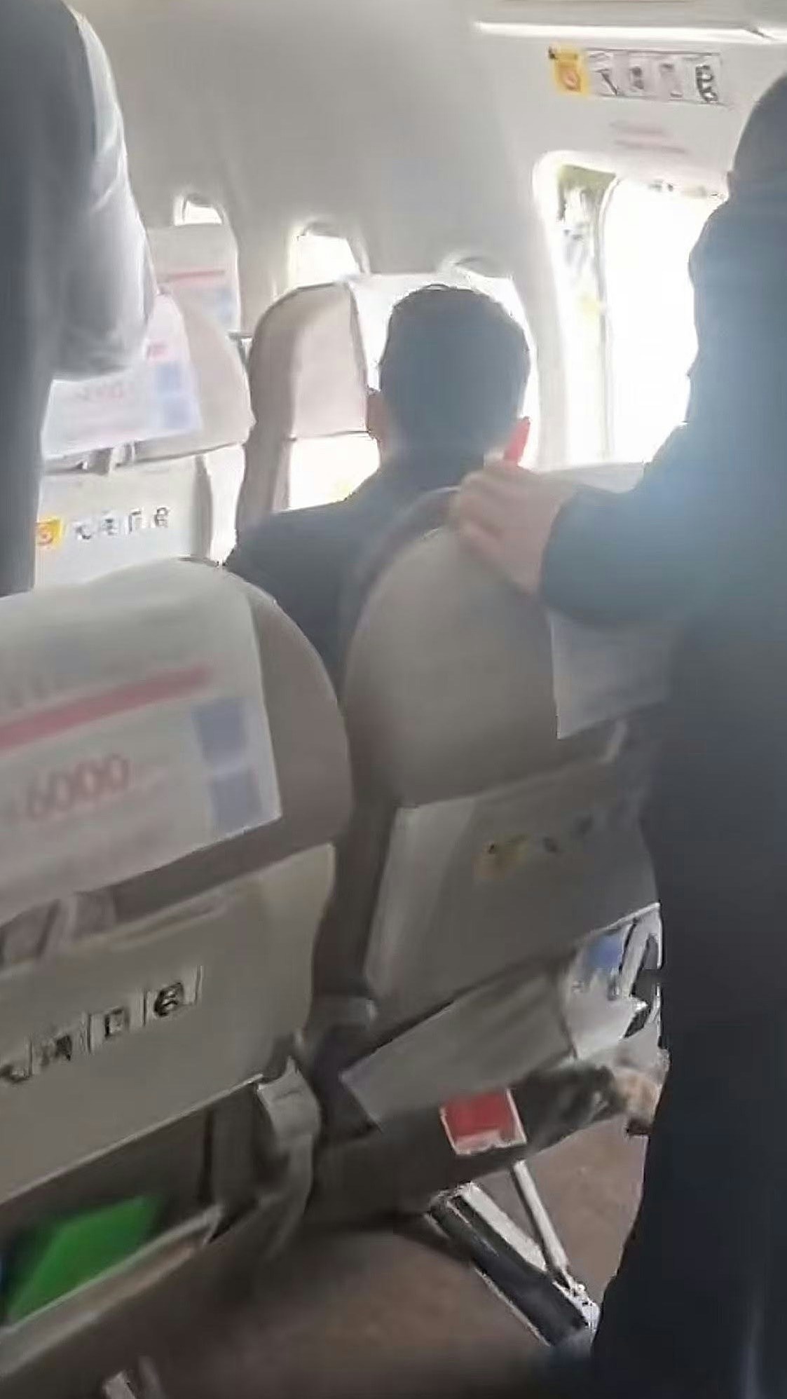 东航长沙飞昆明航班安全出口被乘客打开,涉事旅客被警方带走(组图) - 4