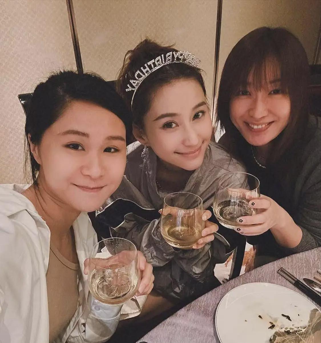 窦骁离婚再添实锤？何超莲和家人庆生独缺他，两人均摘下婚戒（组图） - 4