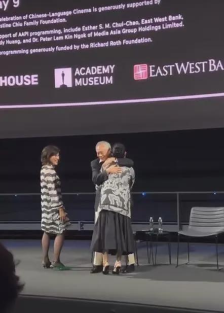 章子怡李安美国出席活动,两人在舞台上拥抱,李安亲她脸颊引欢呼(组图) - 3