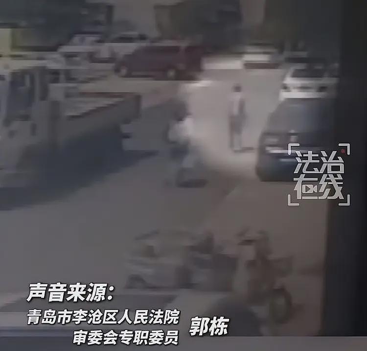 反转！行人相撞案视频曝光，女子赔偿7万不冤，法院为韩庭长道歉（组图） - 3