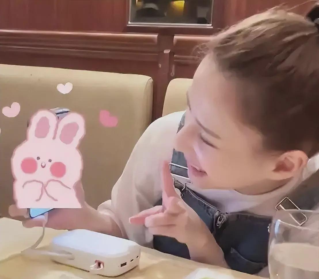 窦骁离婚再添实锤？何超莲和家人庆生独缺他，两人均摘下婚戒（组图） - 14