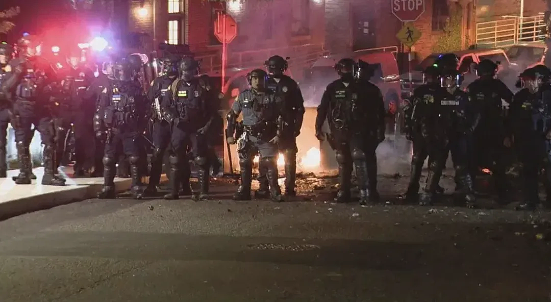 美国名校发生暴乱!“火烧校园”并占领教学楼,警方出击怒抓30名学生(组图) - 5