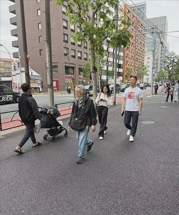网友日本偶遇刘强东，穿猪猪侠与京东外卖联名T恤（组图） - 1