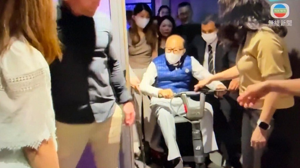 李嘉诚现身五月天演唱会!记者问他有关出售港口业务,工作人员回应(视频/组图) - 6