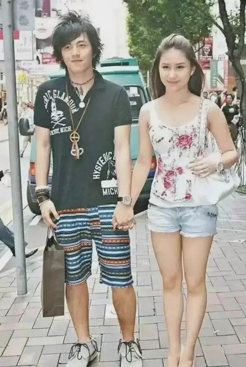 窦骁离婚再添实锤？何超莲和家人庆生独缺他，两人均摘下婚戒（组图） - 16