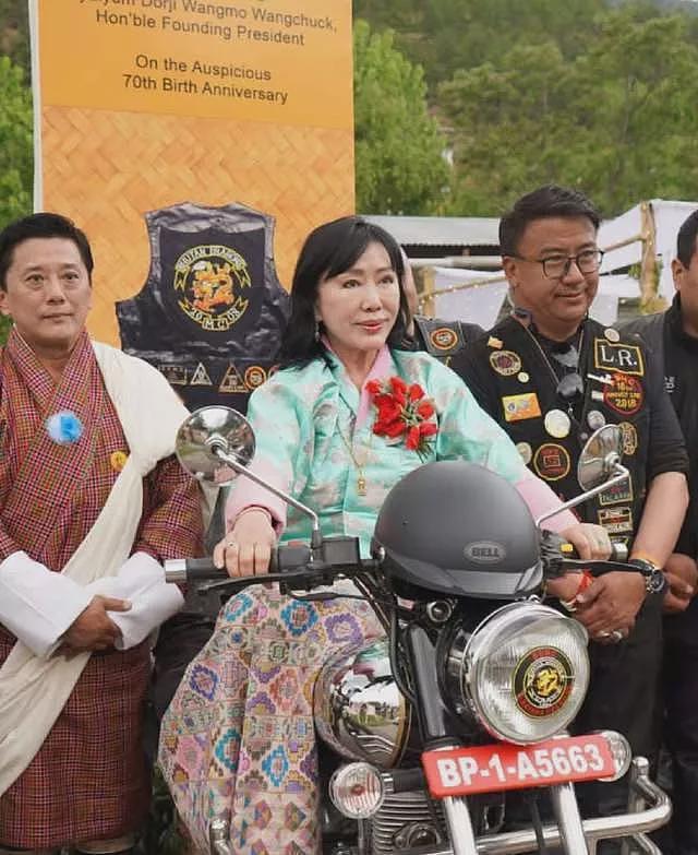 不丹大王母风韵犹存骑摩托，4位亲姐妹共侍一夫（组图） - 3