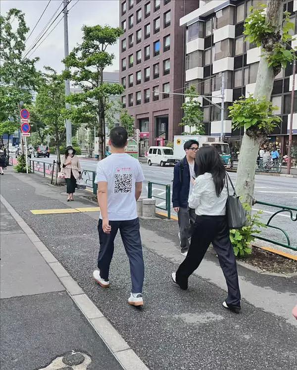 网友日本偶遇刘强东，穿猪猪侠与京东外卖联名T恤（组图） - 2