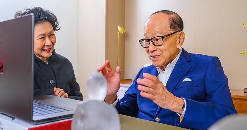 李嘉诚现身五月天演唱会!记者问他有关出售港口业务,工作人员回应(视频/组图) - 11