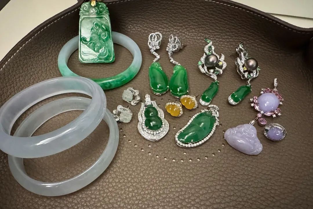 东北海归富家千金父母破产,网上甩卖奢侈品供弟弟妹妹上学(组图) - 6