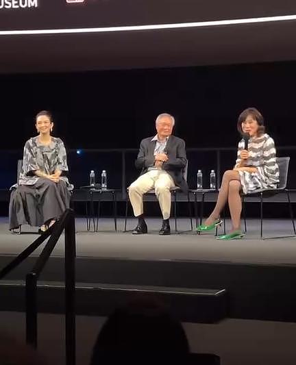 章子怡李安美国出席活动,两人在舞台上拥抱,李安亲她脸颊引欢呼(组图) - 1