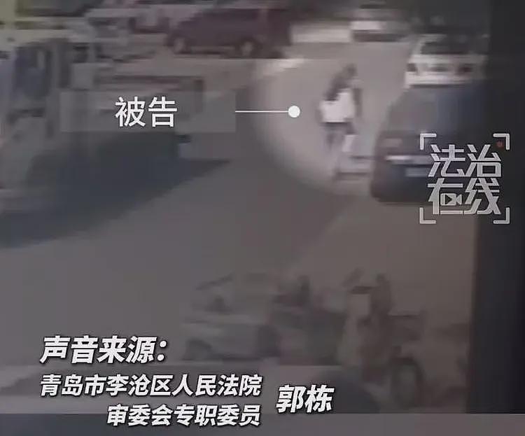 反转！行人相撞案视频曝光，女子赔偿7万不冤，法院为韩庭长道歉（组图） - 5