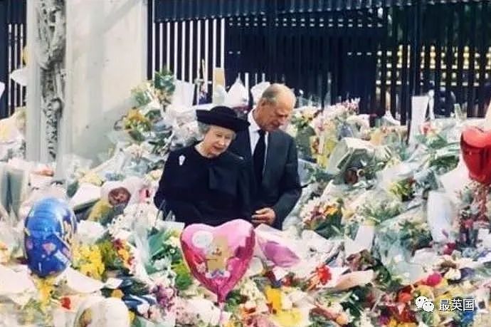 直击戴安娜王妃葬礼现场：15岁威廉王子眼中写满仇恨，女王面带微笑？（组图） - 23